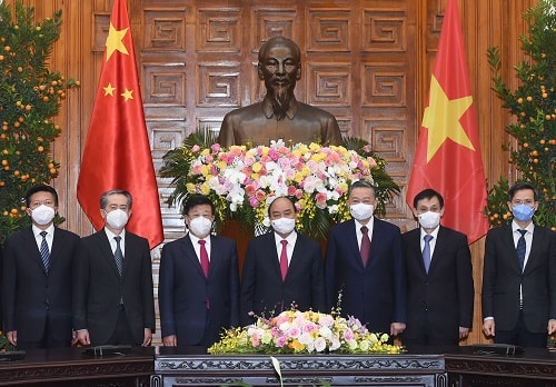Thủ tướng Nguyễn Xuân Phúc và Ủy viên Quốc vụ, Bộ trưởng Công an Trung Quốc Triệu Khắc Chí cùng lãnh đạo cấp cao hai nước. (Ảnh: VGP)