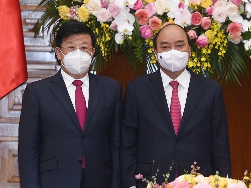 Thủ tướng Nguyễn Xuân Phúc và Ủy viên Quốc vụ, Bộ trưởng Công an Trung Quốc Triệu Khắc Chí. (Ảnh: VGP)