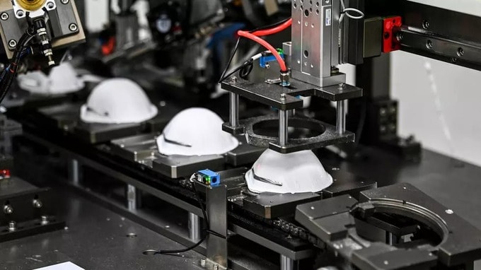 Dây chuyển sản xuất khẩu trang N95 trong nhà máy DemeTech. Ảnh: AFP.