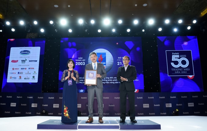 Ông Lê Cự Tân - Tổng giám đốc PVFCCo nhận Kỷ niệm chương Top 50 thương hiệu dẫn đầu
