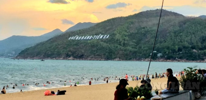 Mộ phần của thi sĩ Hàn Mặc Tử nằm trong khuôn viên của khu du lịch Ghềnh Ráng. Ảnh: Thái Sơn