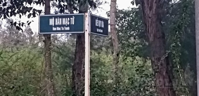 Thi sĩ Hàn Mặc Tử yên nghỉ trên ngọn đồi Thi Nhân cách trung tâm TP Quy Nhơn khoảng 3 km theo hướng Đông Nam.