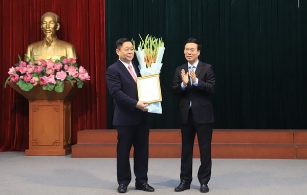 Thường trực Ban Bí thư Võ Văn Thưởng trao quyết định cho ông Nguyễn Trọng Nghĩa