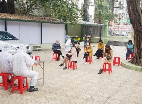 Ngành y tế Hà Nội lấy mẫu xét nghiệm COVID-19 cho người dân