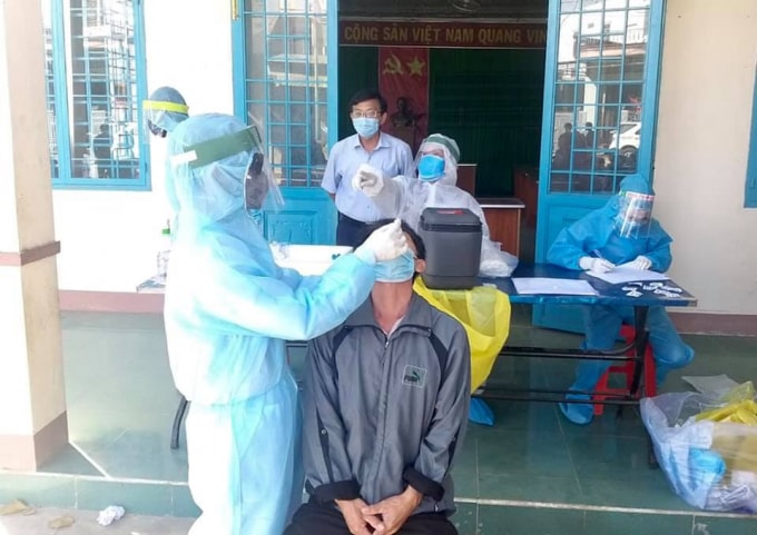 Việc xét nghiệm trong cộng đồng các đối tượng có biểu hiện lâm sàng là cách phát hiện kịp thời các nguồn lây bệnh (ảnh TL).