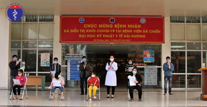 Bệnh nhi sơ sinh được công bố khỏi bệnh cùng với 22 bệnh nhân khác (ảnh TL).