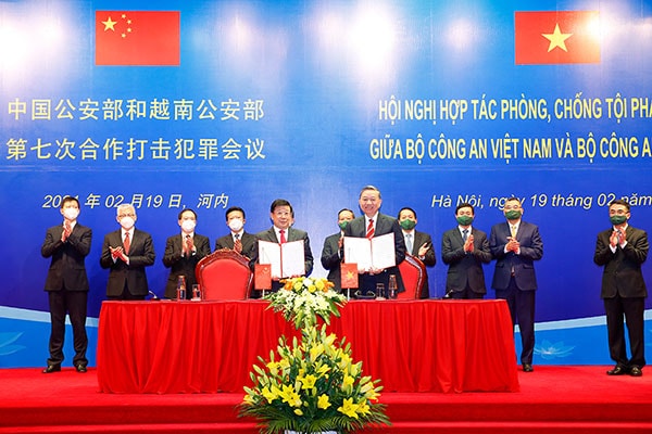 Bộ trưởng Tô Lâm và Bộ trưởng Triệu Khắc Chí ký kết Biên bản Hội nghị.