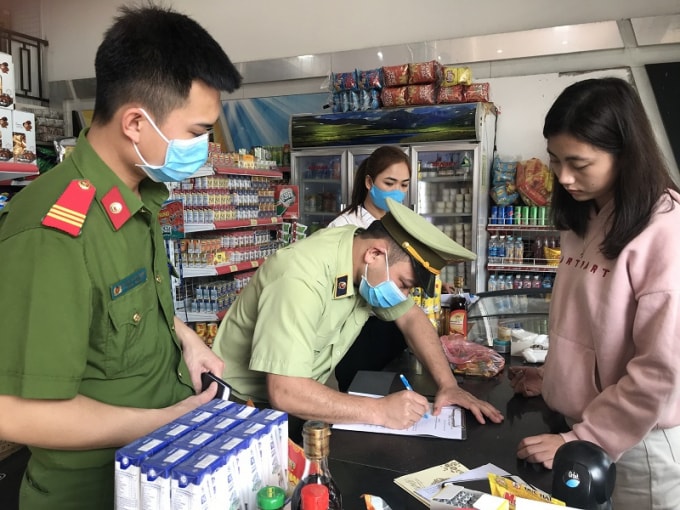 Lực lượng chức năng làm việc với các hộ kinh doanh. Ảnh minh họa - internet