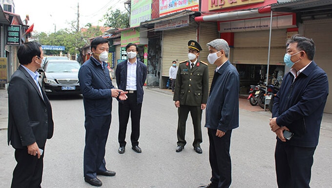Ông Phạm Xuân Thăng, Bí thư Tỉnh ủy Hải Dương kiểm tra công tác phòng chống dịch COVID-19 tại huyện Kim Thành.