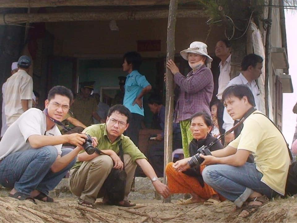 Tấm ảnh ánh mắt, tư thế đầy ấn tượng của 3 phóng viên và người dân tại cửa Đại Cổ Lũy đã nói lên nhiều điều. Ảnh: Văn Chương