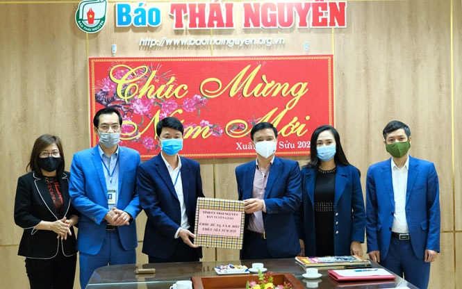 Đồng chí Vũ Duy Hoàng, Uỷ viên Ban Thường vụ, Trưởng Ban Tuyên giáo Tỉnh uỷ thăm và chúc mừng Báo Thái Nguyên nhân dịp đầu Xuân mới. Ảnh: Lăng Khoa