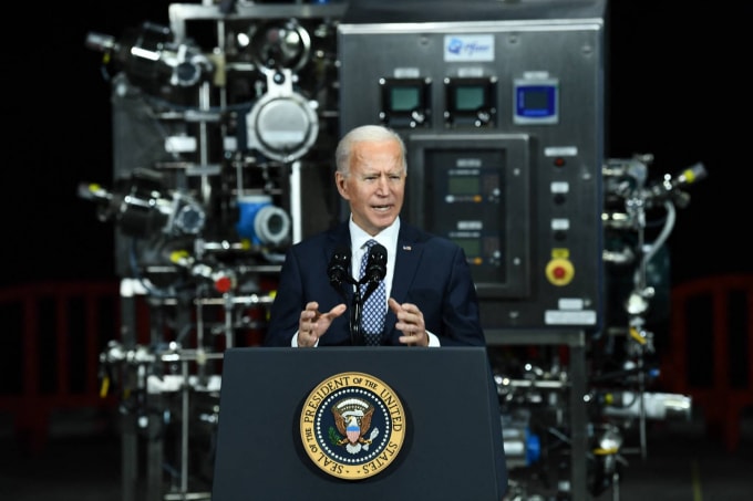 Tổng thống Hoa Kỳ Joe Biden phát biểu tại nhà máy sản xuất vắc xin COVID-19 của Pfizer vào thứ Sáu ở Portage, Michigan. Ảnh: AFP-JIJI