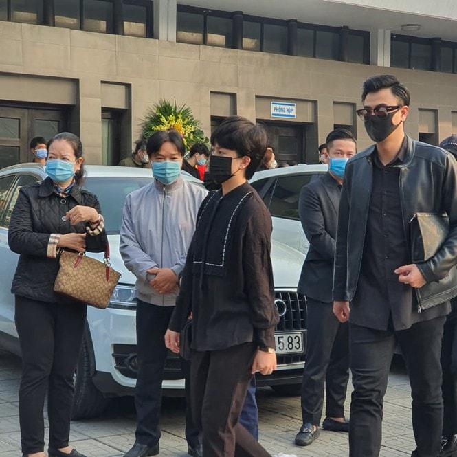 Tuấn Tú, Bảo Hân đến viếng NSND Hoàng Dũng.