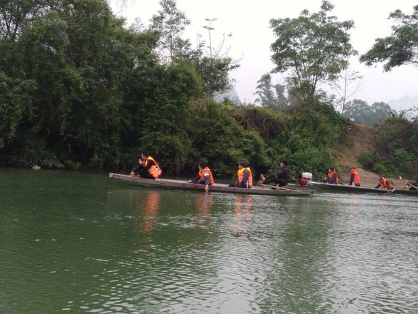 Lực lượng chức năng tìm kiếm nạn nhân. Ảnh: tuoitre.vn