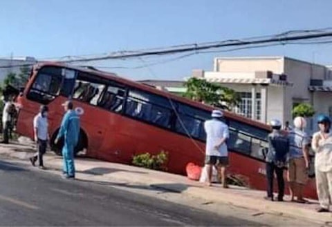 Hiện trường xe khách lao vào trụ điện khiến nam tài xế tử vong. Ảnh: Zingnews.vn