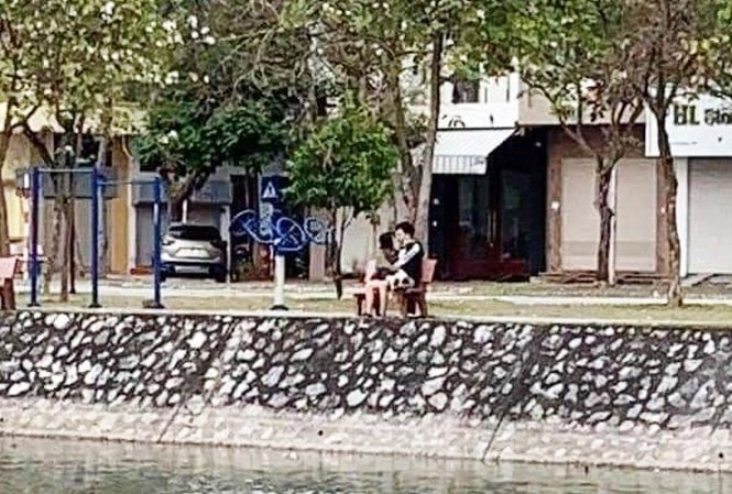 Đôi bạn trẻ ngồi ngoài công viên giữa lúc Hải Dương giãn cách xã hội toàn tỉnh. Ảnh: tienphong.vn