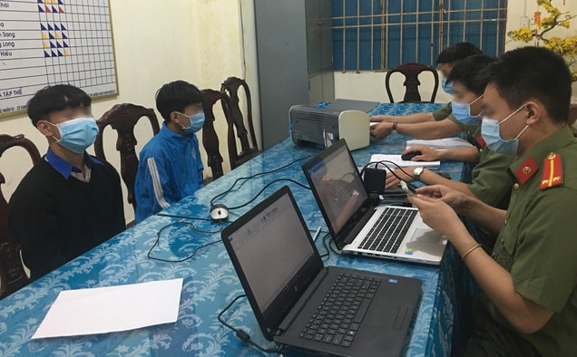 Hai nam sinh được công an mời lên làm việc. Ảnh: Zingnews.vn