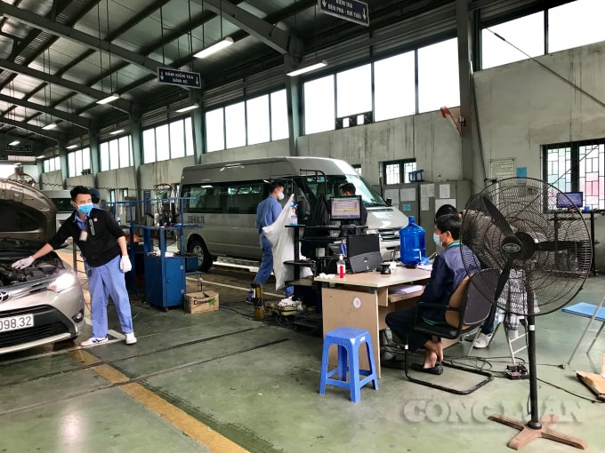 Sở GTVT Hà Nội chỉ đạo các Trung tâm đăng kiểm xe cơ giới trên địa bàn niêm yết công khai số xe ô tô đã hết niên hạn sử dụng, quá hạn kiểm định. Ảnh minh họa