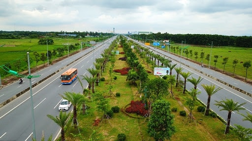 Trồng cây xanh dọc các tuyến quốc lộ không chỉ góp phần đảm bảo môi trường trong sạch mà còn giảm thiểu thiệt hại do tai nạn giao thông. Ảnh minh họa