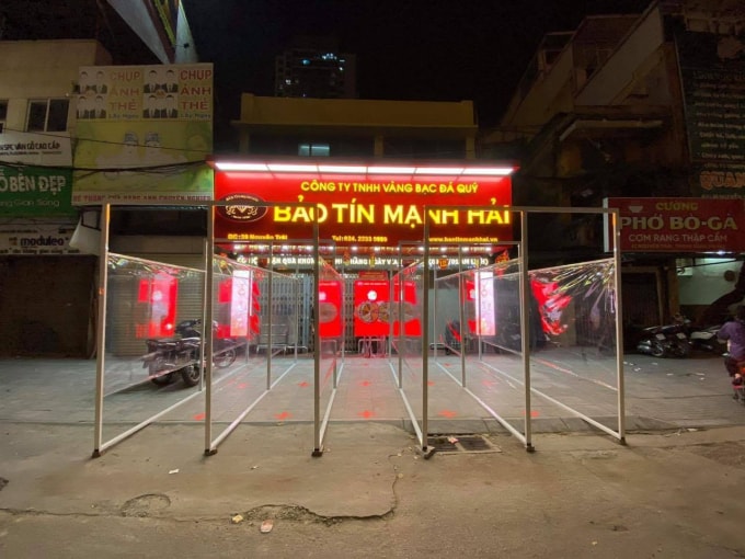 Một cửa hàng vàng ngay từ ngày 19/2 đã làm hàng rào, vách ngăn để chuẩn bị đón khách mua vàng ngày vía Thần Tài.