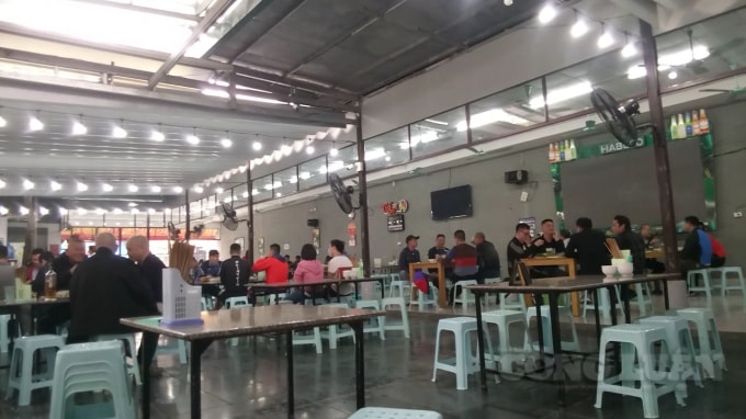 Như quán bia Thu Hằng (67 Ngô Thì Nhậm, phường Phạm Đình Hổ, Q.Hai Bà Trưng, Hà Nội) đón khách vào buổi trưa chiều ngày 19/2, với lượng khách đến khá đông, quán đã bố trí khách ngồi bên trong nhưng các bàn ăn ngồi không đảm bảo giãn cách.