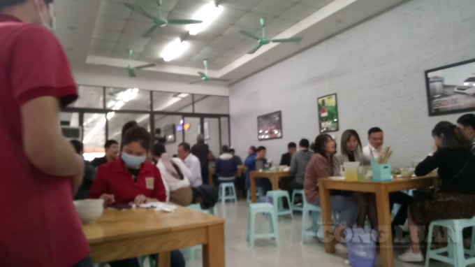 Trước việc quán bia lớn mở cửa đón khách vào trong nhà nhưng không đảm bảo giãn cách, không có vách ngăn, Chúng tôi đã thông tin đến UBND phường Phạm Đình Hổ và các lực lượng công an phường đã xuống kiểm tra. Bà Dư Thị Thư - PCT UBND Phạm Đình Hổ cho biết, tất cả các hàng quán đều được chúng tôi nhắc nhở ít nhất 1 lần rồi, khi đã nhắc nhở rồi nếu vẫn tiếp tục tái phạm chúng tôi sẽ cho đóng cửa tước luôn giấy phép.