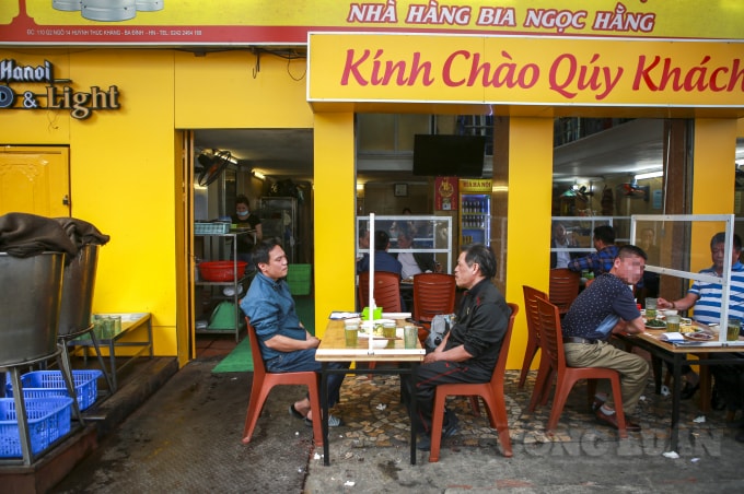Nhiều cửa hàng đã cho lắp các tấm kính chắn giọt theo đúng chỉ thị của Ban chỉ đạo chống dịch thành phố Hà Nội, người dân ngồi giãn cách nhau.