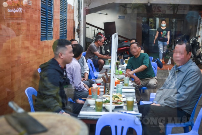 Hầu hết người dân đều có ý thức ngồi giãn cách với nhau khi ăn uống.