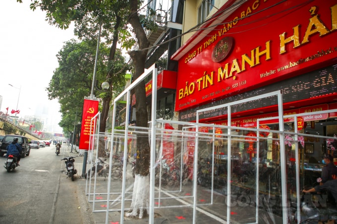 Ghi nhận của của PV tại nhiều cửa hàng kinh doanh vàng bạc, đá quý tại TP. Hà Nội đã chủ động triển khai các công tác phòng dịch Covid-19. Một số tiệm vàng đã cho lắp vách ngăn, phân luồng ngay trước cửa ra vào.
