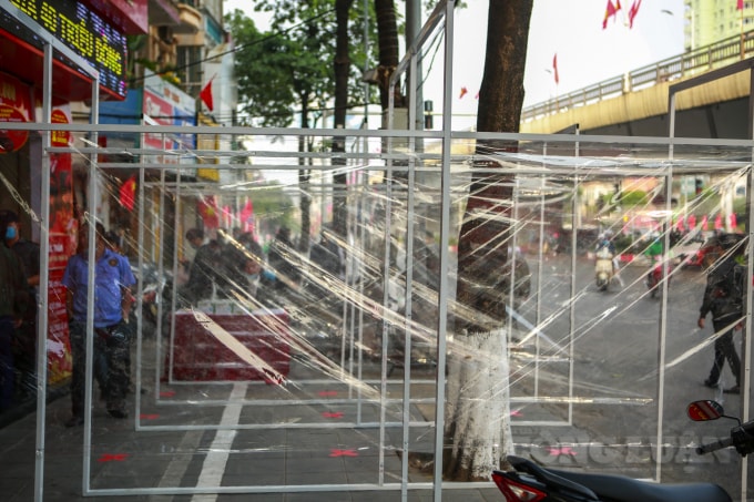 Ngày mùng 10 tháng Giêng hàng năm được xem là ngày Vía Thần Tài. Đến ngày này, người dân đổ xô đi mua vàng bởi nhiều người quan niệm rằng nếu mua vàng trong ngày Vía Thần Tài sẽ mang lại sự may mắn, phát tài, phát lộc cho cả năm. Năm nay, ngày Vía Thần Tài rơi vào Chủ nhật, ngày 21/2/2021 dương lịch, với việc các cửa tiệm vàng chủ động trong công tác chống dịch Covid-19 là việc làm thiết thực trong diễn biến phức tạp của dịch bệnh.