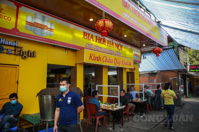 Ghi nhận của PV tại các cửa hàng bia hơi lớn ở Hà Nội, những ngày này lượng khách hàng đến các quán bia vẫn đều đặn ở các khung giờ trưa và chiều tối.