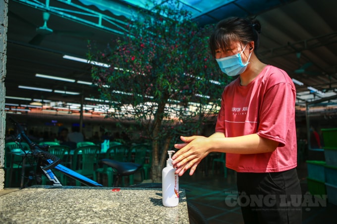 Tại đây cũng đặt sẵn nước rửa tay trước cửa quán, yêu cầu khách hàng khi đến và ra về nên rửa tay sát khuẩn.