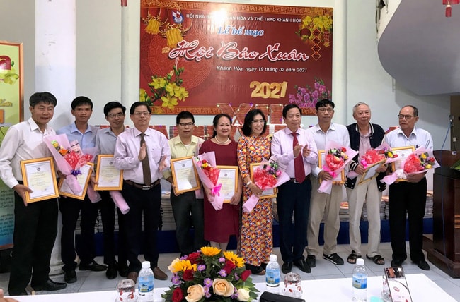 Lãnh đạo tỉnh Khánh Hòa trao thưởng các tác giả có tác phẩm xuất sắc. Ảnh: Ngọc Minh