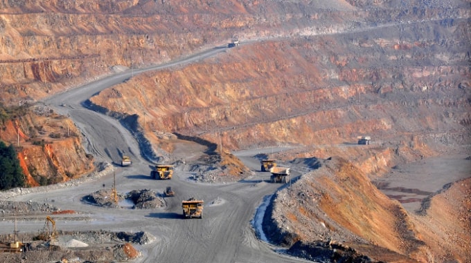 Xe tải chở quặng tại mỏ Đồng Giang Tây, Trung Quốc. © Reuters