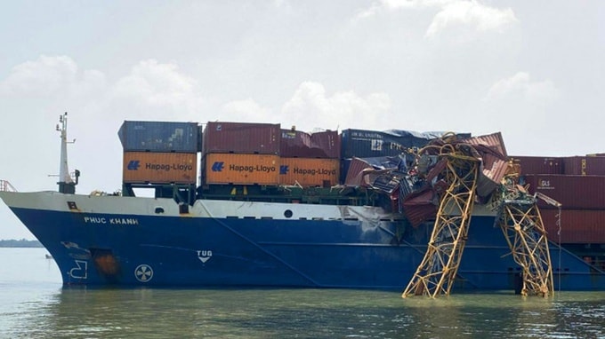 Cẩu thi công bị đổ sập làm biến dạng các container trên tàu. Ảnh: Zingnews.vn