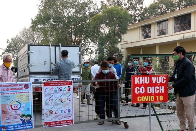 Cơ quan chức năng gỡ phong tỏa thôn Nhiêu Đậu. Ảnh: TL