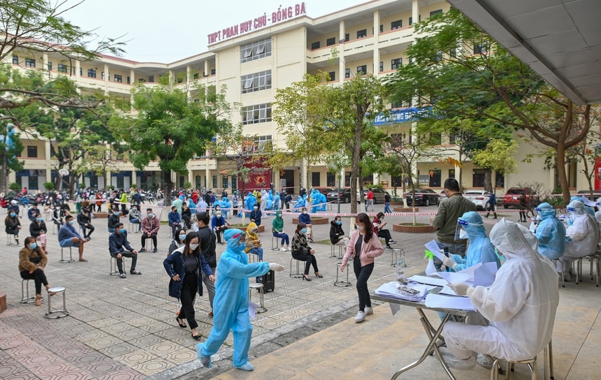 Hà Nội xét nghiệm cho toàn bộ người về từ các vùng dịch, đặc biệt là Hải Dương. Ảnh: Zingnews.vn