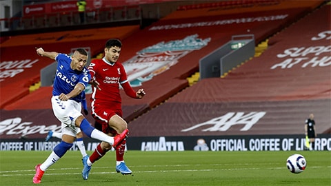 Tân binh Kabak lại mắc lỗi khiến Liverpool thủng lưới. Ảnh: internet