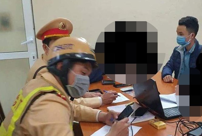 CSGT làm việc với người liên quan sau vụ va chạm giao thông. Ảnh: tienphong.vn
