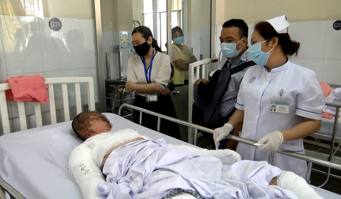Thanh niên bị phỏng nặng do học cách chế pháo trên mạng. Ảnh: tienphong.vn