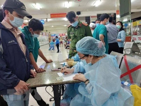 Nhân viên Trung tâm Y tế quận Bình Thạnh, TP.HCM chuẩn bị lấy mẫu xét nghiệm tại Bến xe Miền Đông. Ảnh: TTXVN