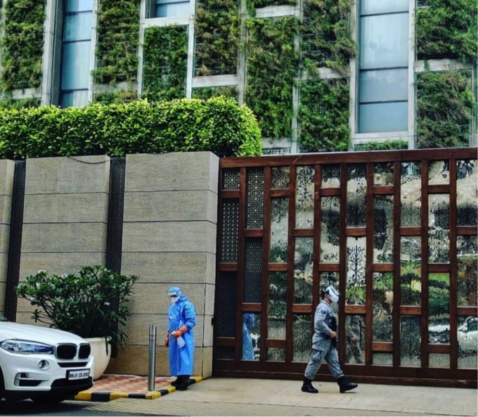 Lực lượng an ninh bên ngoài tòa nhà chọc trời trị giá 2 tỷ USD của tỷ phú Ambani tại thành phố Mumbai, Ấn Độ. Ảnh: Getty