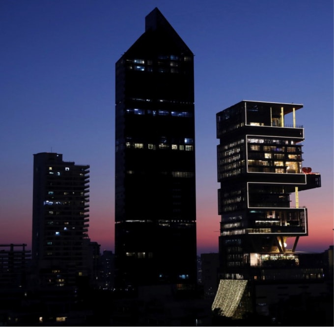 Tòa nhà chọc trời Antilia (phải) thuộc sở hữu của ông Mukesh Ambani có lực lượng bảo an dày đặc và khắt khe. Ảnh: Reuters