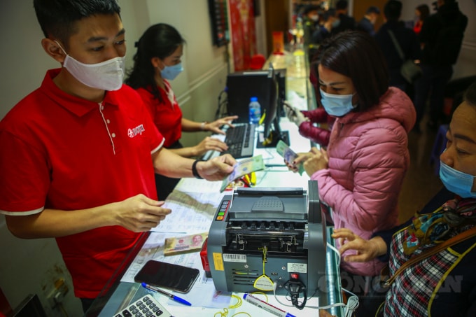 Tất cả mọi người đều thực hiện việc đeo khẩu trang khi giao dịch.