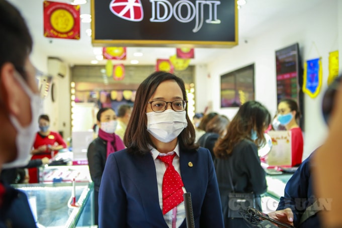 Bà Lê Thị Hiền – P.TGĐ Tập đoàn Doji cho hay: “Do ngày Thần Tài năm nay diễn ra trong thời điểm dịch bệnh diễn biễn phức tạp nên các cửa hàng bán vàng của Doji đều yêu cầu các khách hàng vào cửa hàng phải tuân thủ việc khai báo y tế, đeo khẩu trang, rửa tay sát khuẩn, đồng thời nhân viên sẽ kiểm tra thân nhiệt. Đây cũng là biện pháp nhằm bảo đảm an toàn cho sức khỏe cho khách hàng khi giao dịch mua vàng.”