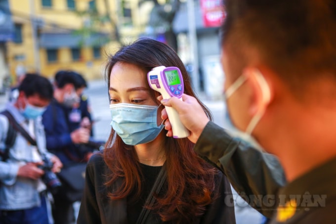 Tất cả mọi người đi vào mua vàng đều phải đeo khẩu trang, sát khuẩn tay và kiểm tra thân nhiệt.