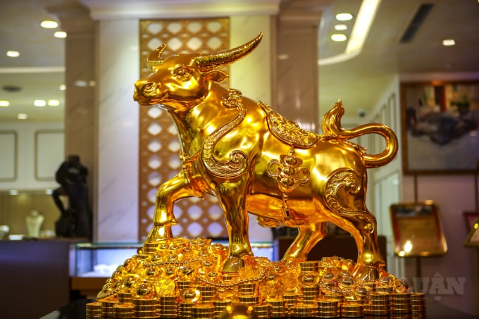 Đại trâu vàng này có chiều cao gần 1m tính cả bệ đỡ và nặng 20kg, tương đương khoảng 530 cây vàng.