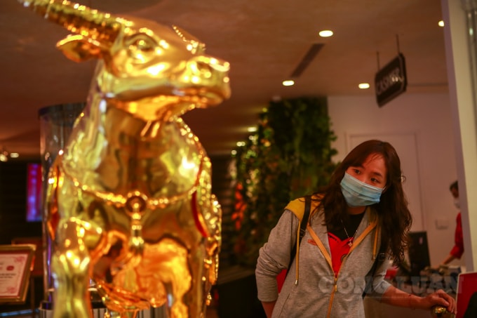 Nhiều khách hàng đến mua vàng ngày vía Thần Tài thích thú ngắm nhìn sản phẩm có giá tiền tỷ này.