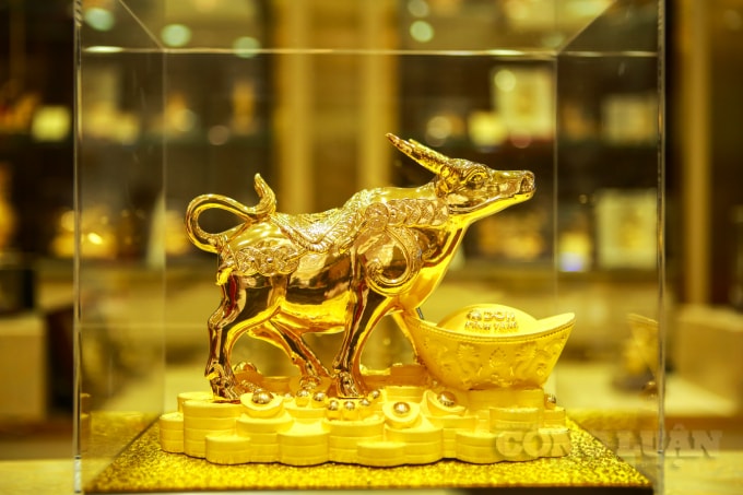 Dạo quanh các cửa hàng bán vàng lớn ở Thủ đô Hà Nội trong ngày vía Thần Tài Tân Sửu 2021, dễ bắt gặp nhiều sản phẩm độc đáo được chế tác tinh xảo, gắn liền với linh vật năm nay.