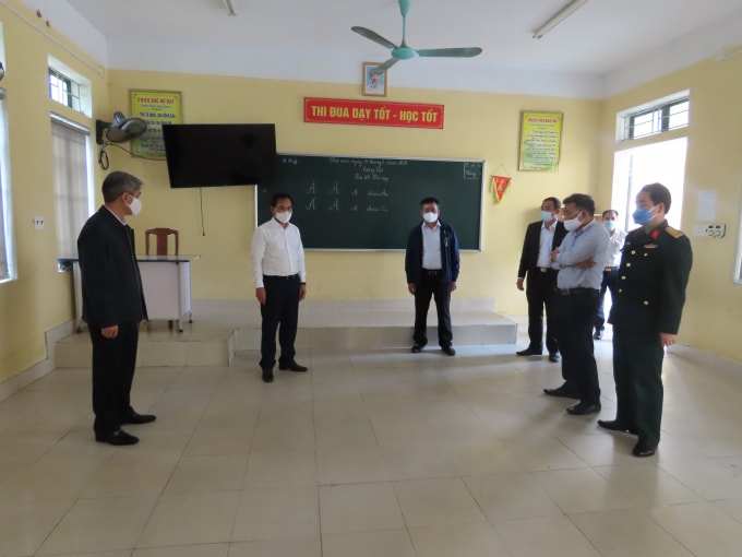 Phó Chủ tịch UBND tỉnh Lưu Văn Bản kiểm tra cơ sở vật chất tại địa điểm dự phòng cách ly Trường Tiểu học Thị trấn Phú Thái, huyện Kim Thành